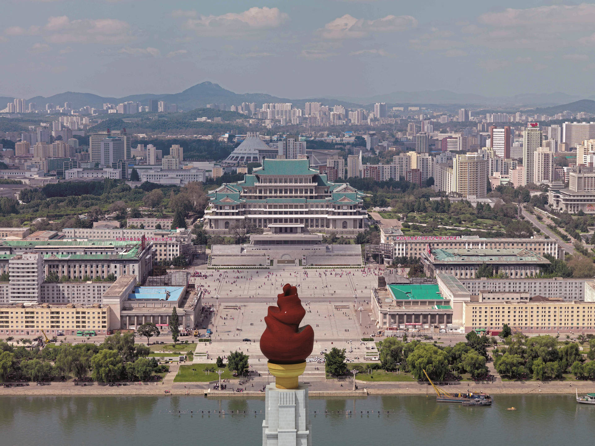 平壤市景，可見萬壽台大紀念碑和大同江。