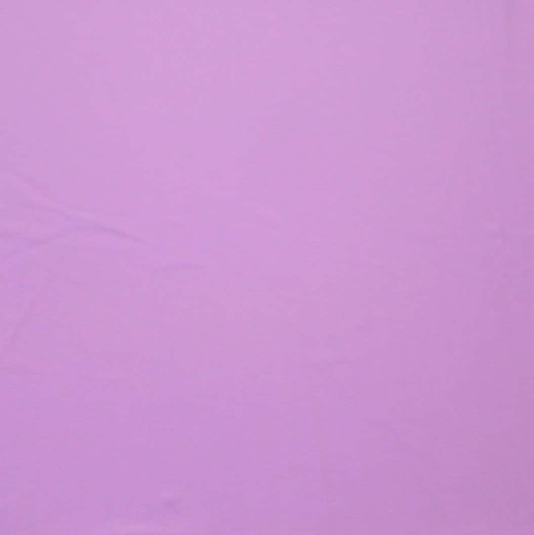 Solid Pastel 桌布 壁紙 — 平滑嘅薰衣草布料，喺均勻光線下有微妙嘅皺褶同柔軟質感。