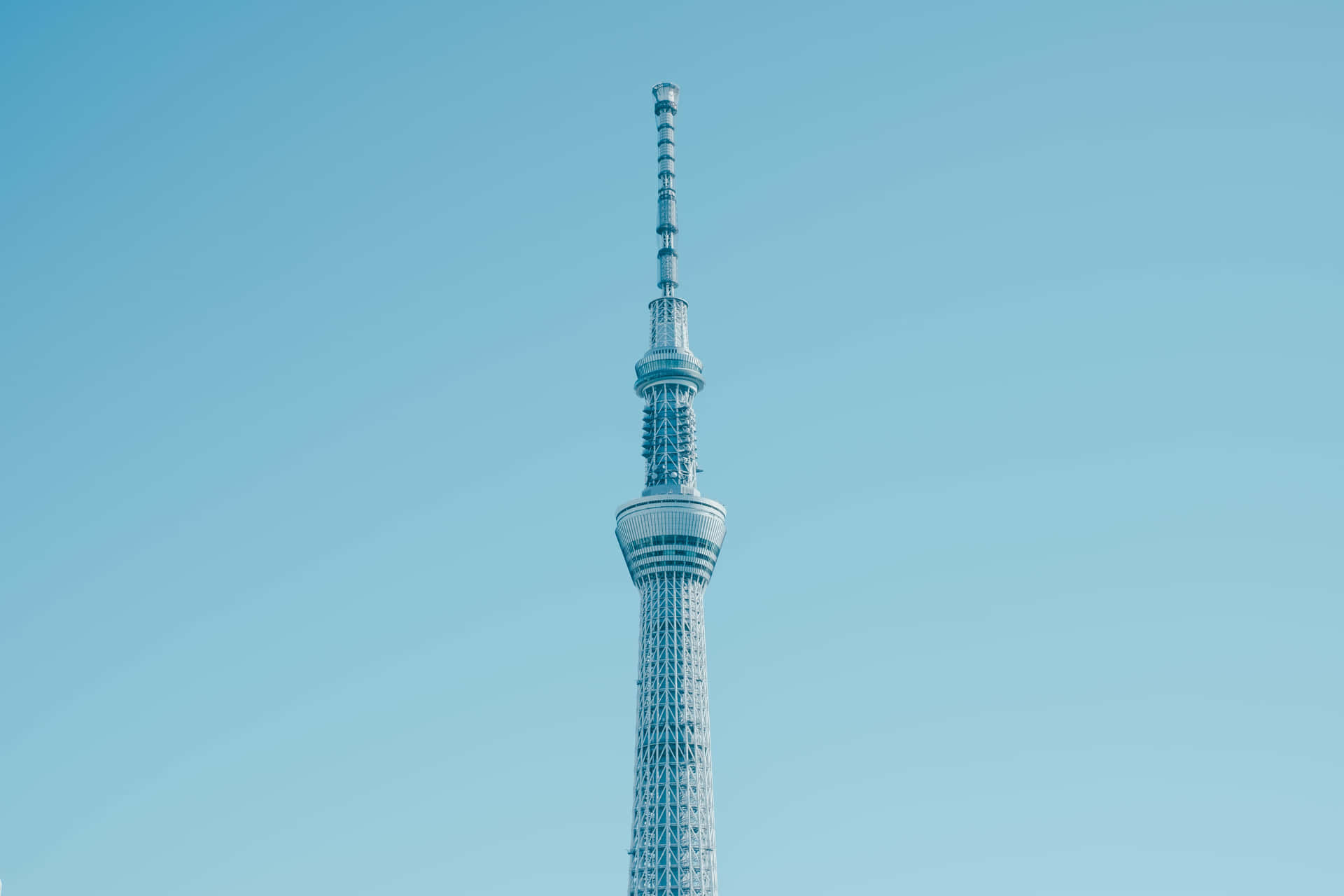 東京晴空塔在清澈的藍天下