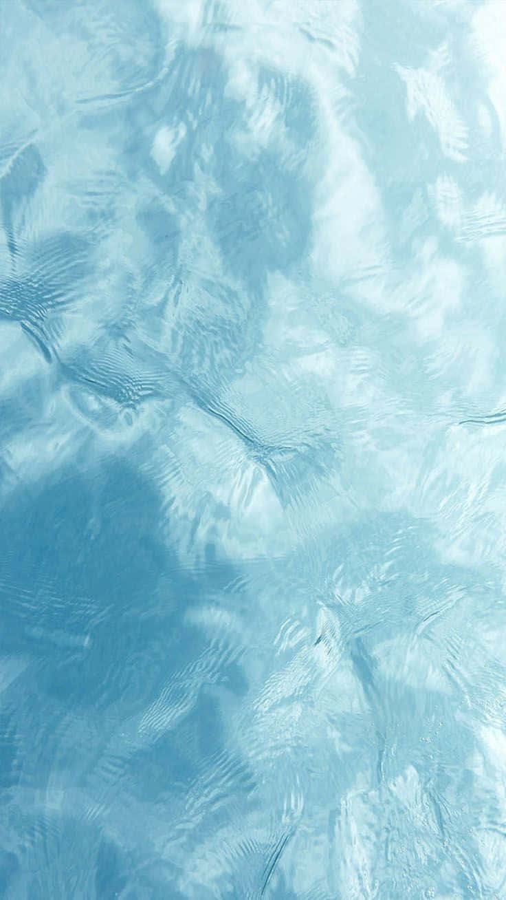 Aesthetic Marble 桌布 壁紙 — 平靜嘅近距離特寫，呈現漣漪嘅淺藍色水面，帶有柔和波浪紋理同軟反射。