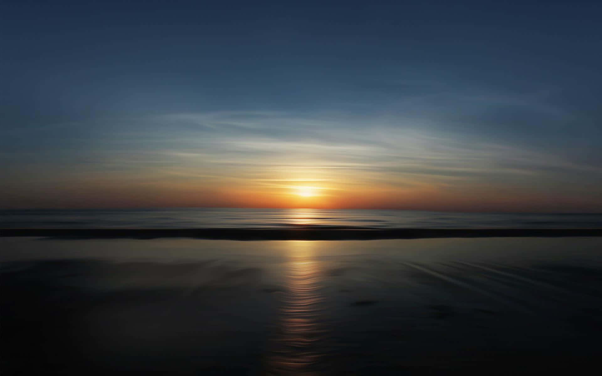 Sunset Reflection 桌布 壁紙 — 平靜海洋上的寧靜日落，金色光線反射在海面上，天空呈現柔和漸變色。