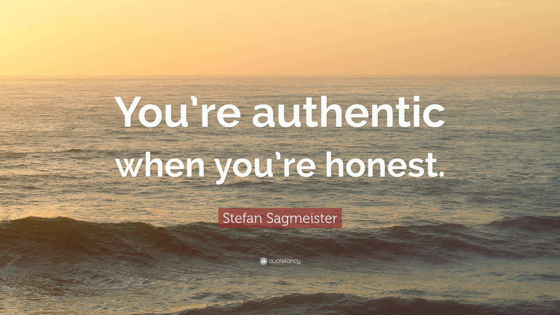 Authentic 桌布 壁紙 — 平靜海浪上的金色日落，帶有啟發性名言覆蓋層。