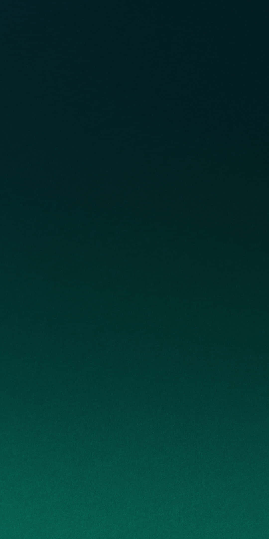 Green Gradient 桌布 壁紙 — 平靜的漸變牆紙，從深海軍藍過渡到充滿活力的青綠色，帶有細微紋理。