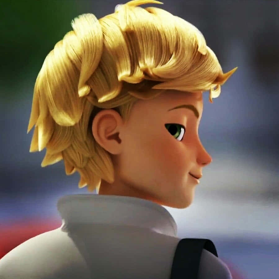 Adrien Agreste 桌布 壁紙 — 年輕動畫角色的特寫，金色頭髮和綠色眼睛，側面微笑。