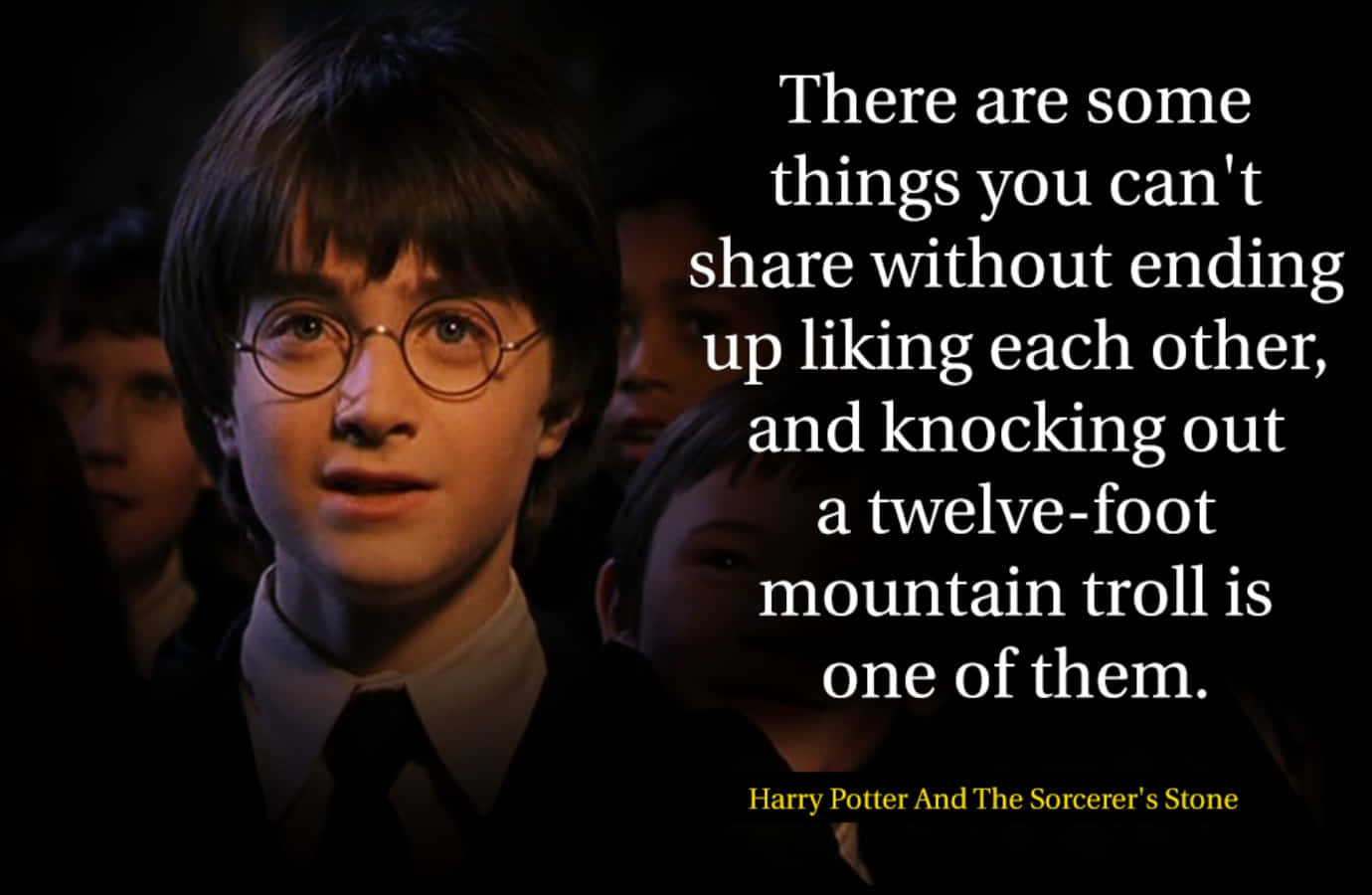 Harry Potter Quotes 桌布 壁紙 — 年輕嘅哈利波特戴住圓形眼鏡，喺黑暗背景前帶住《哈利波特與神秘的魔法石》嘅引言，表情認真。