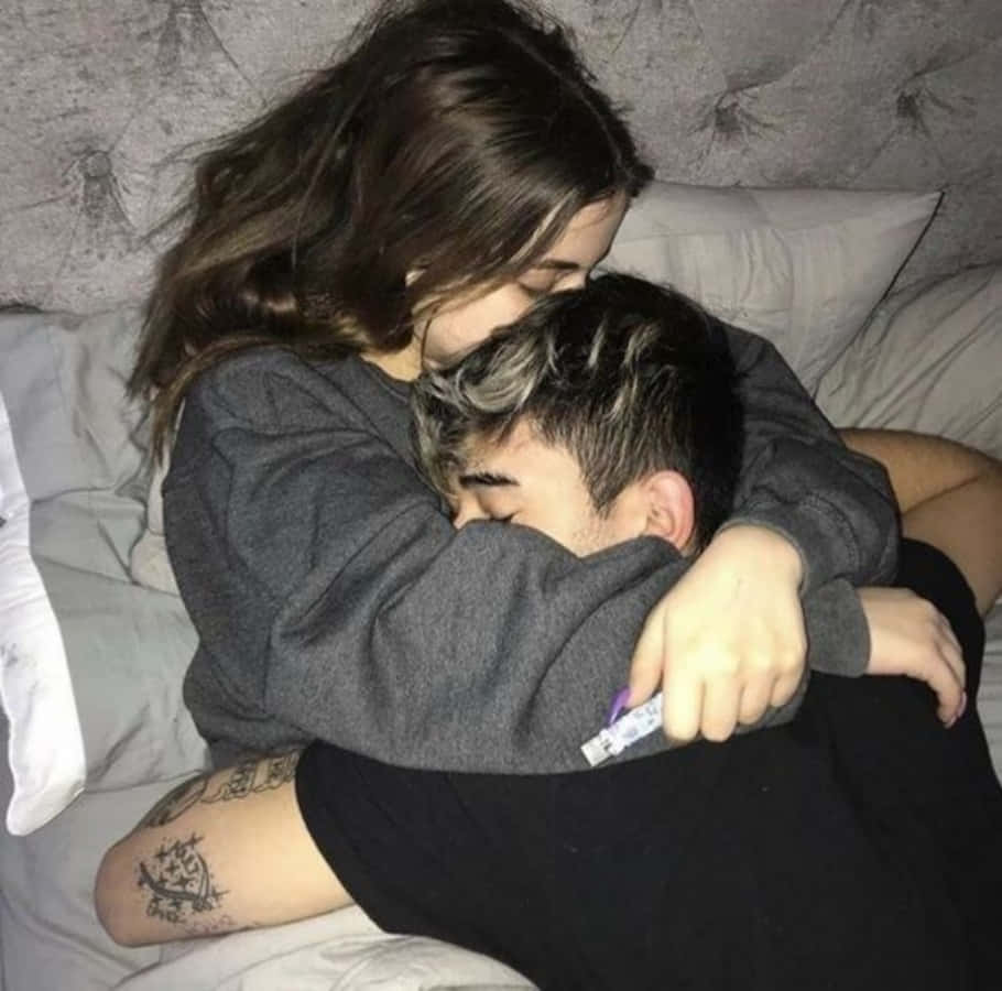 兩個人在床上緊緊擁抱，紋身清晰可見。
