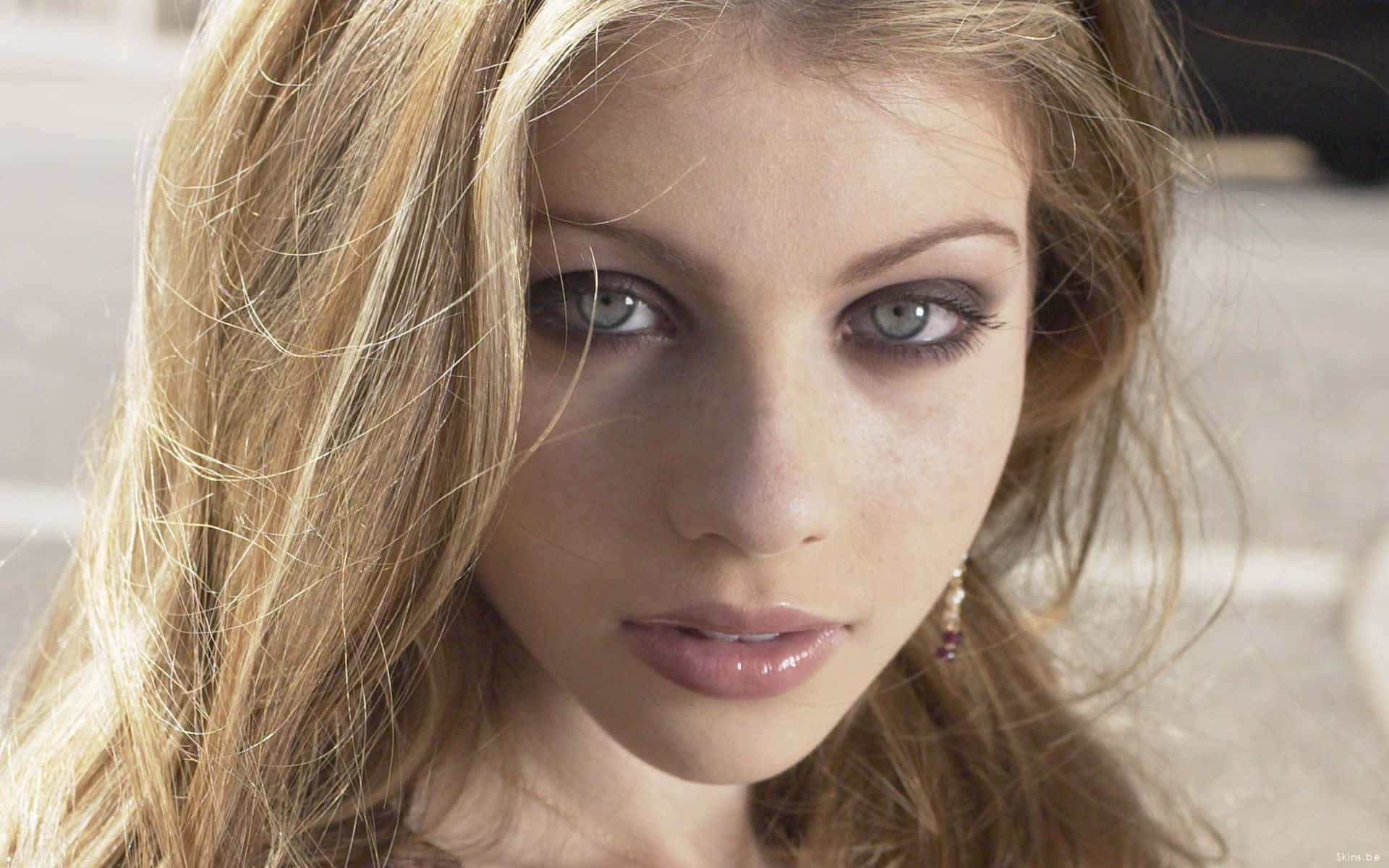 michelle trachtenberg 桌布 壁紙 — 年輕女性的特寫肖像，擁有引人注目的藍色眼睛和金色頭髮，直視觀眾。