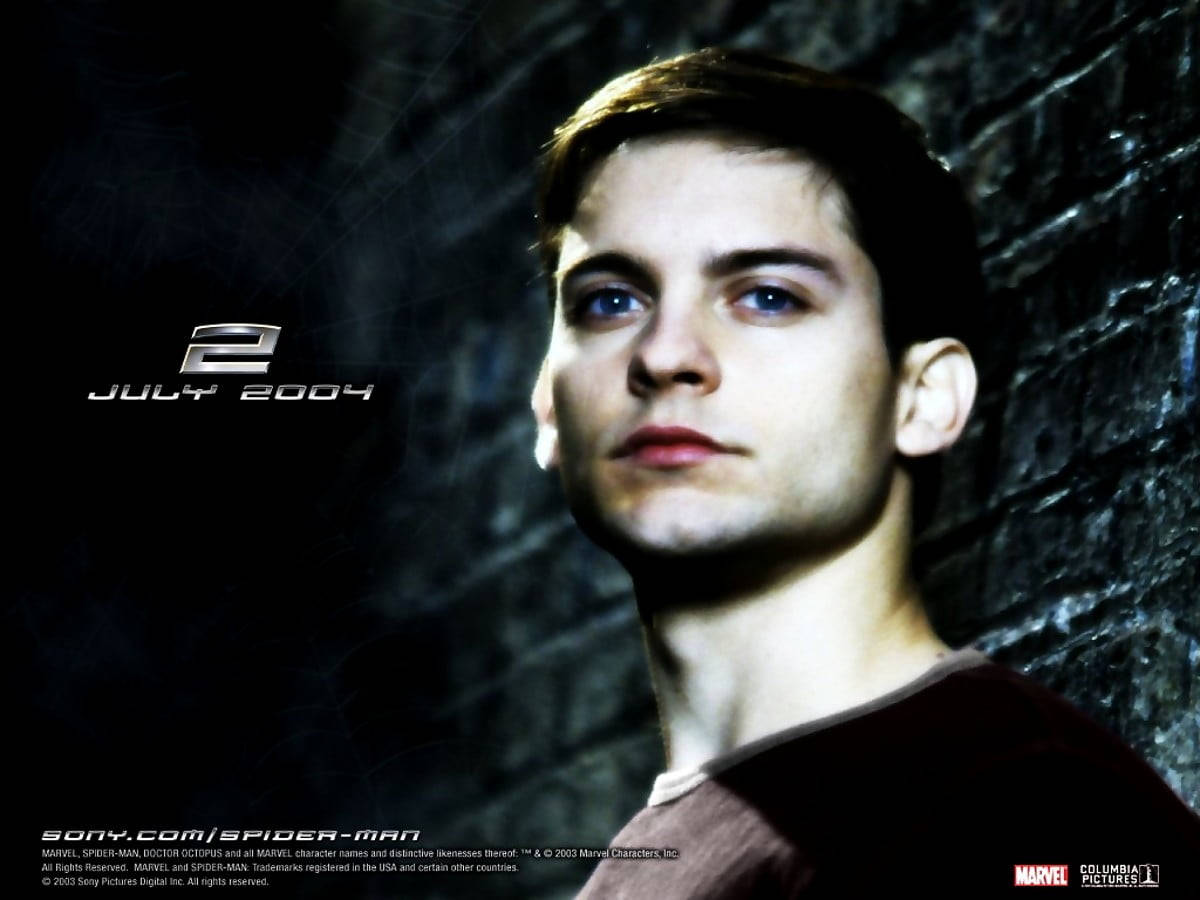 Tobey Maguire 在黑暗電影風格肖像中飾演蜘蛛俠。