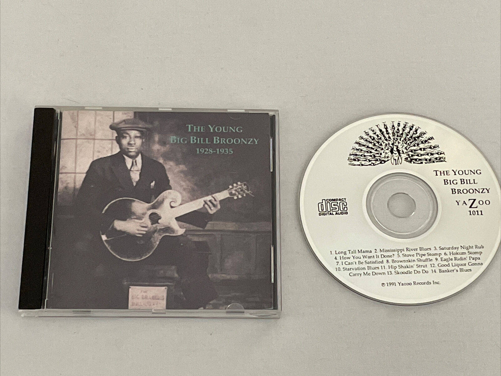 The Young Big Bill Broonzy 1928-1935 的CD盒及光碟，附結他肖像。