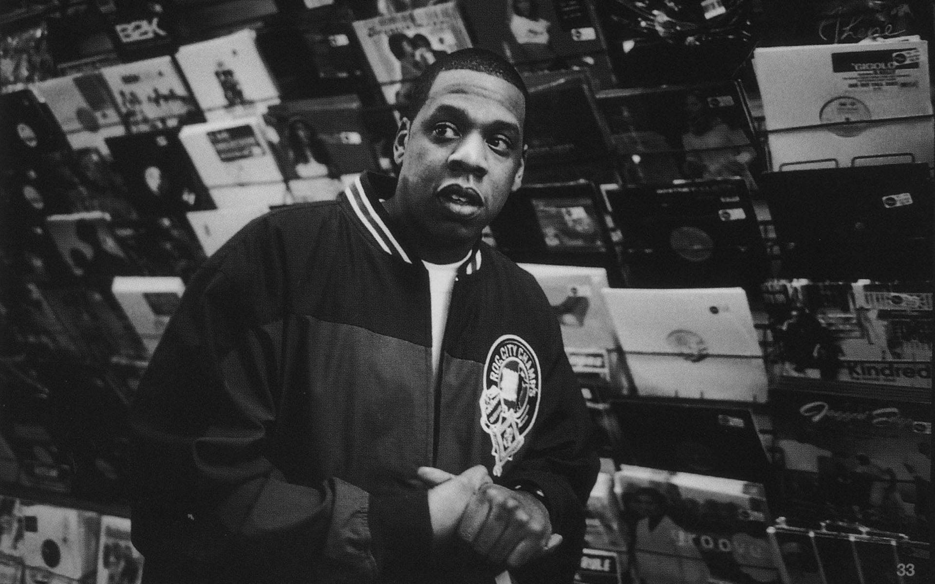 年輕的 Jay-Z 壁紙 — Jay Z 站在唱片店內，被黑膠唱片包圍，一張引人注目的黑白照片。