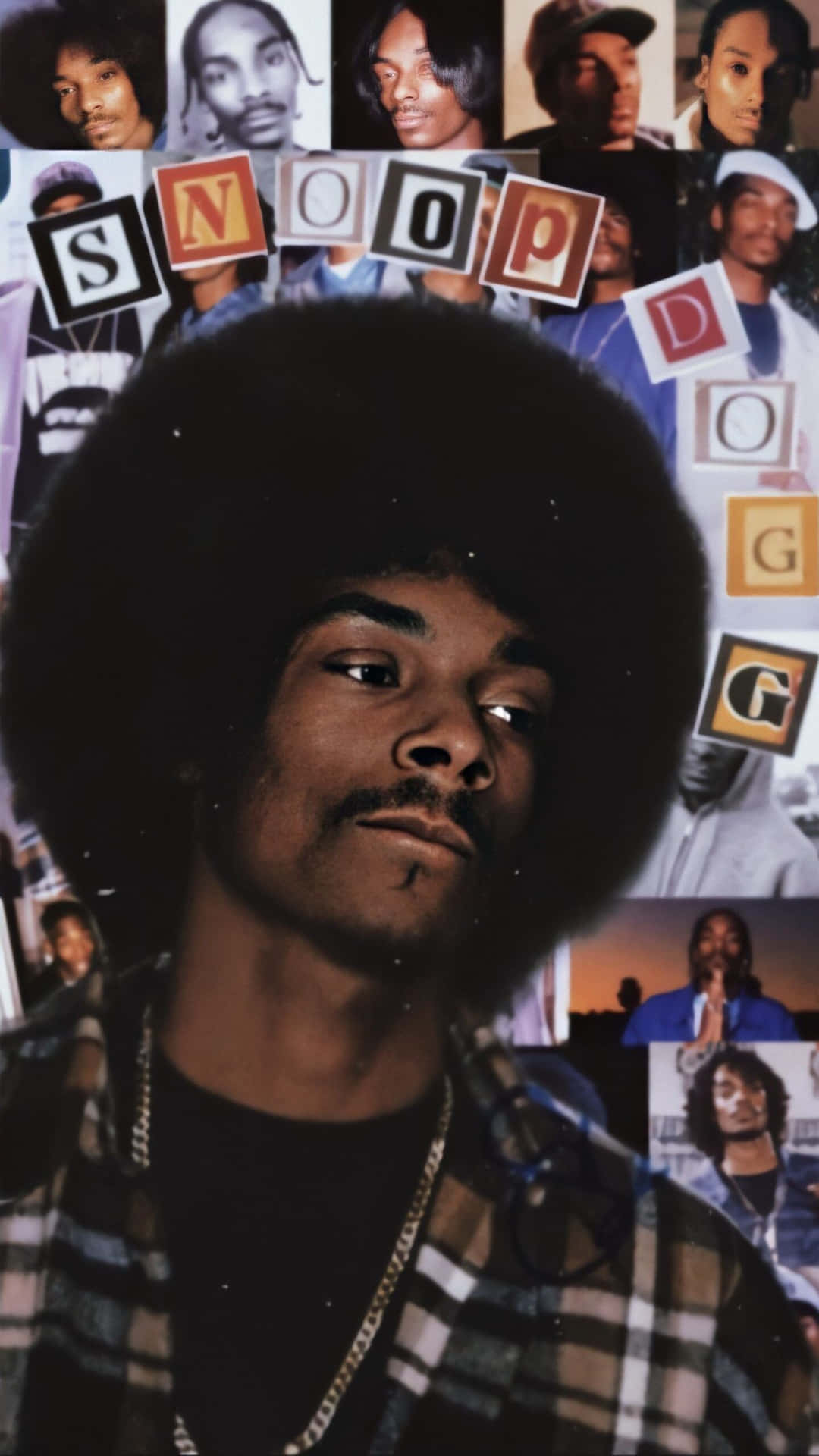 Snoop Dogg 身穿格仔衫，有大爆炸頭同鏈，被自己嘅相片同名字字母包圍。