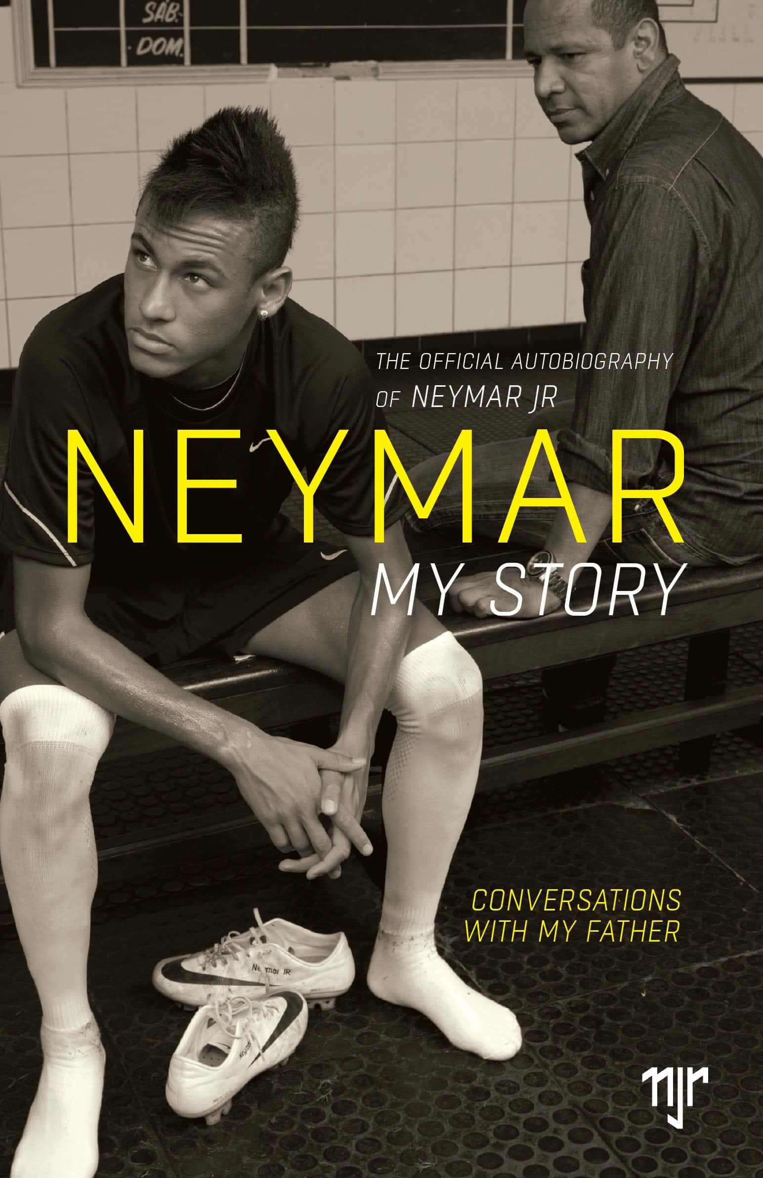 Neymar 桌布 壁紙 — 年輕的尼馬坐在瓷磚更衣室的長椅上，穿著足球裝備，父親在他旁邊，呈現懷舊色調的相簿封面。
