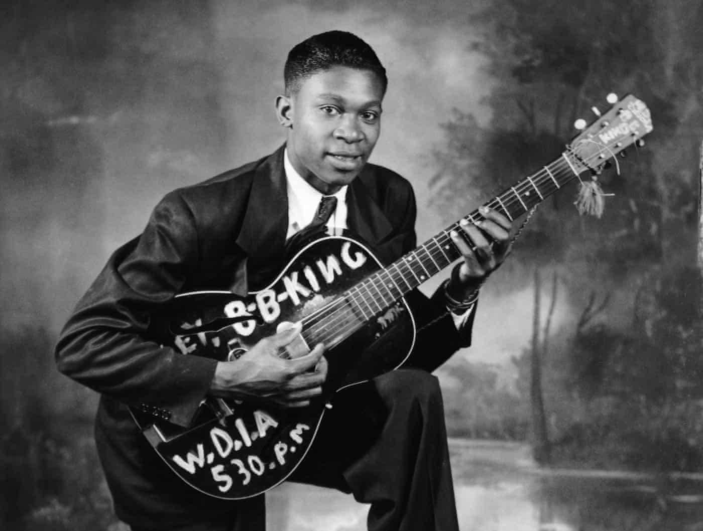 B.B. King在復古攝影棚肖像中手持結他。