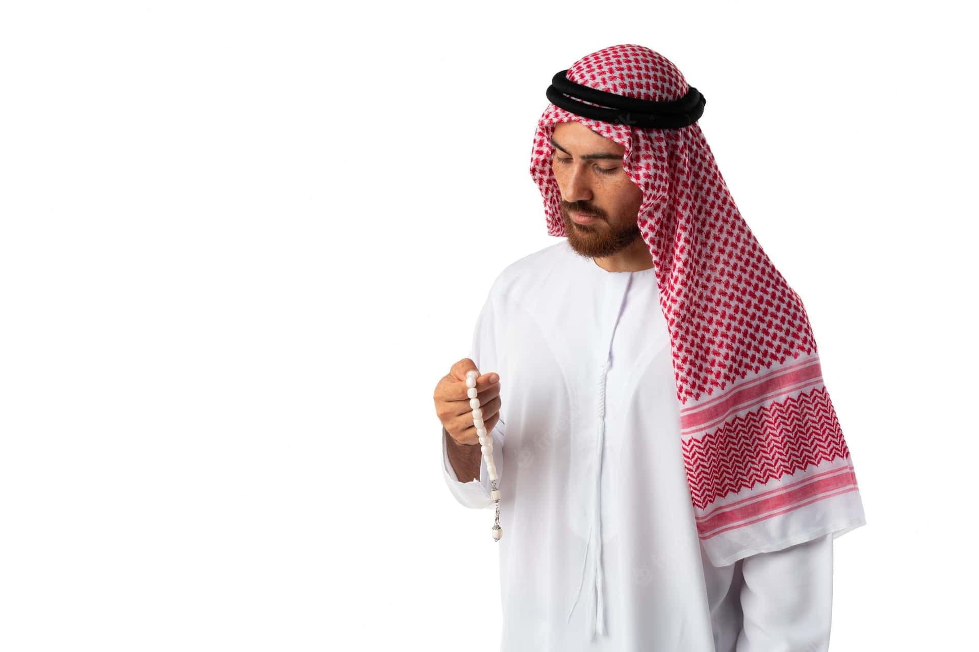 身穿傳統阿拉伯服飾的男子，靜默恭敬地手持念珠。