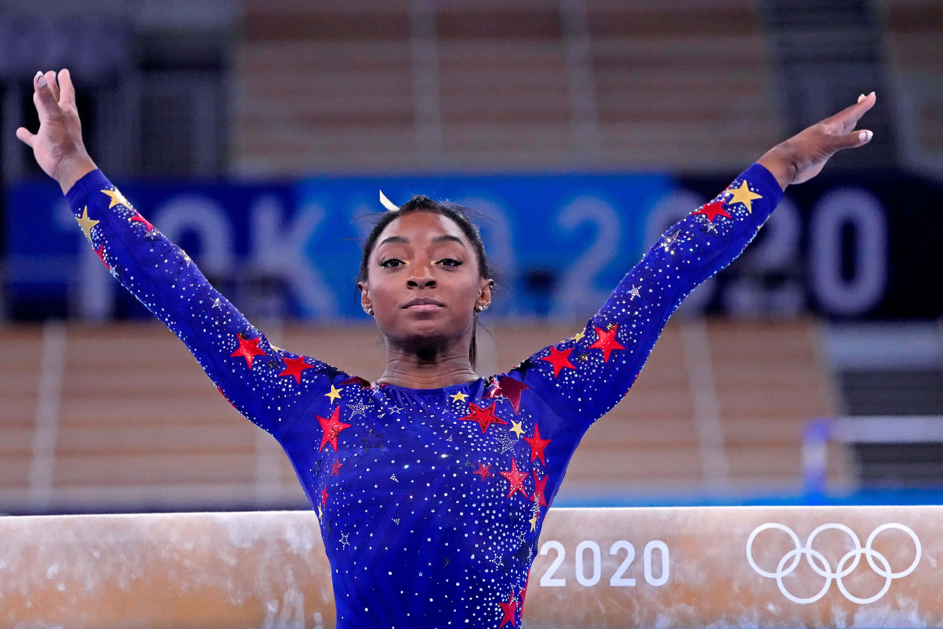 Simone Biles在2020年東京奧運會的平衡木上慶祝，身穿星條緊身衣。