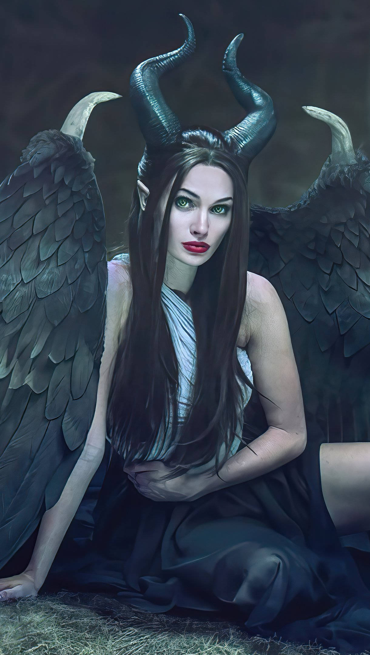 年輕魔法女 壁紙 — 一位擁有暗黑翅膀、發光綠色眼睛和彎曲角的惡魔女性，以陰影色調坐著。