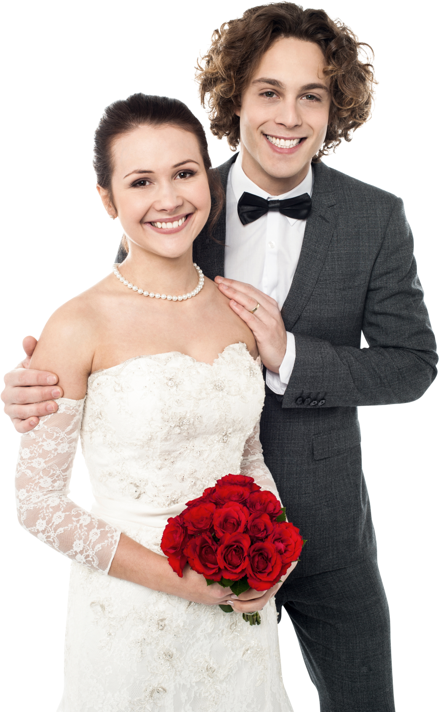 幸福婚禮情侶肖像 壁紙 — 一位微笑的新娘穿著白色蕾絲婚紗，手持紅玫瑰，與身穿灰色西裝的新郎站在黑色背景前。