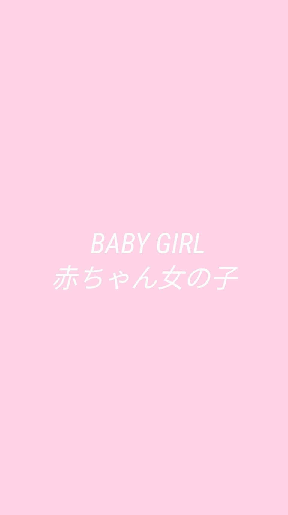 幸福藏在細微時刻 壁紙 — 柔和粉紅色背景，白色文字寫著 BABY GIRL 和女嬰的日文字元。
