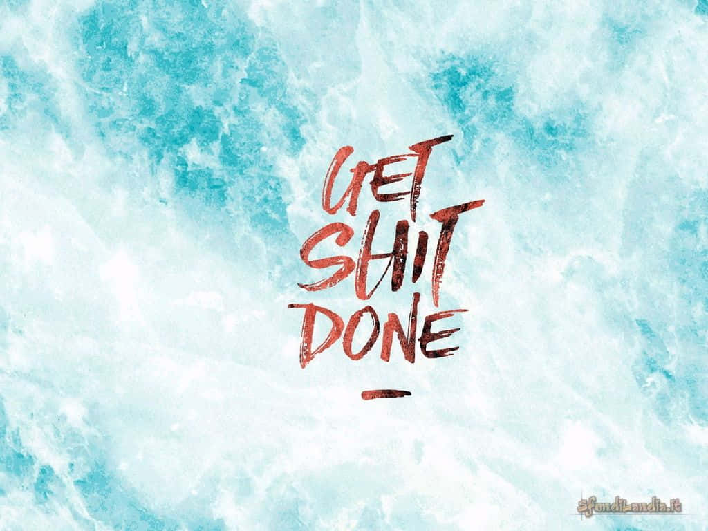 勵志短語 get shit done 以紅色書法字體呈現，背景為帶紋理的藍色水彩