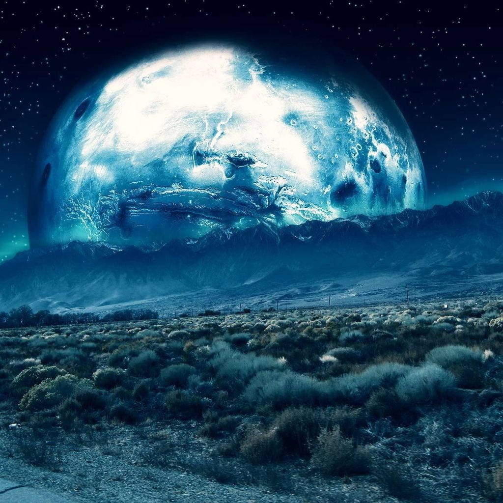 外星沙漠景觀，夜間有一顆巨大的藍色發光行星從山脈上升起。
