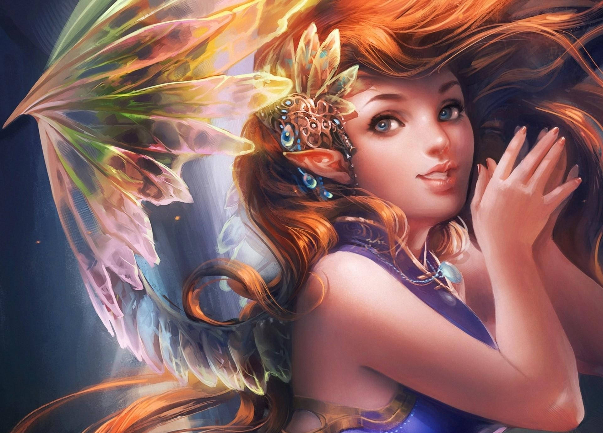 一位奇幻仙女，擁有發光的翅膀和紅髮，溫柔地看著觀眾。