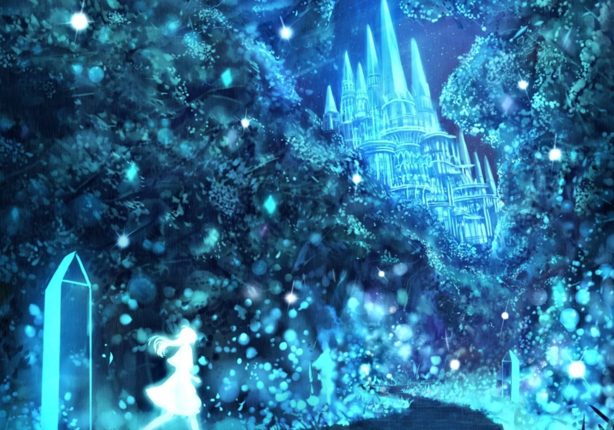 幻想藍色冰封城堡 壁紙 — 一座發光的藍色城堡從魔法樹林中浮現，一個發光的人物在星空下穿過閃爍的粒子。
