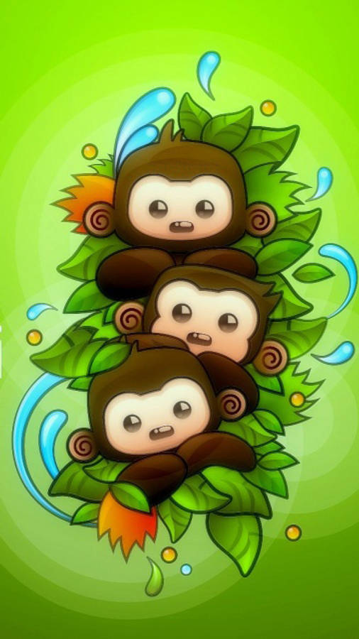 幼猴三重奏 壁紙 — 三隻可愛的卡通猴子從茂密的綠葉中探出頭來，葉子上有水珠和橙色點綴，背景是充滿活力的綠色漸變色。