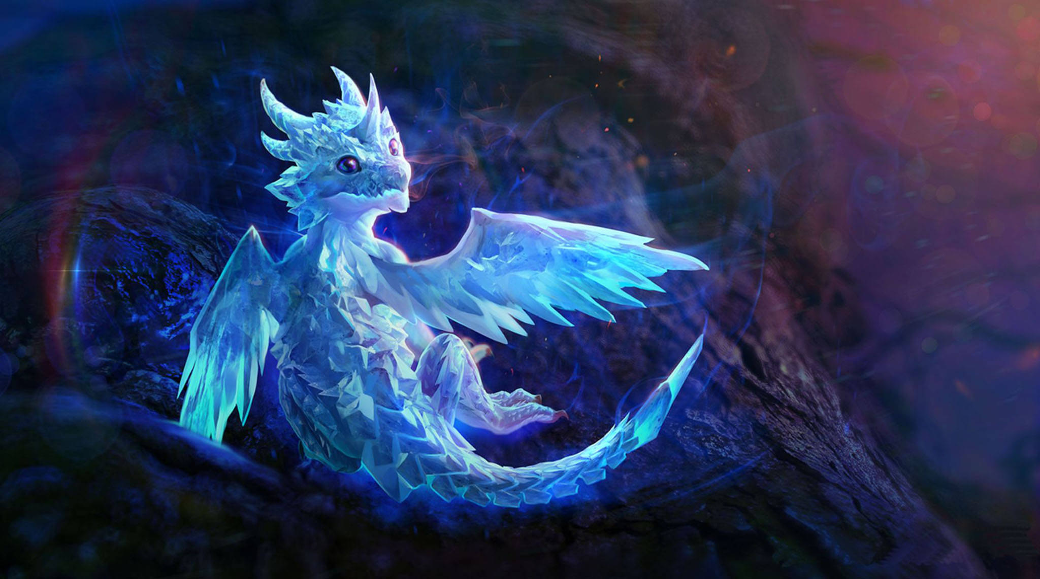 幼龍冰龍 壁紙 — 一隻發光的藍色水晶龍，帶有冰翼，棲息在黑暗的岩石上，背景是充滿活力的宇宙。