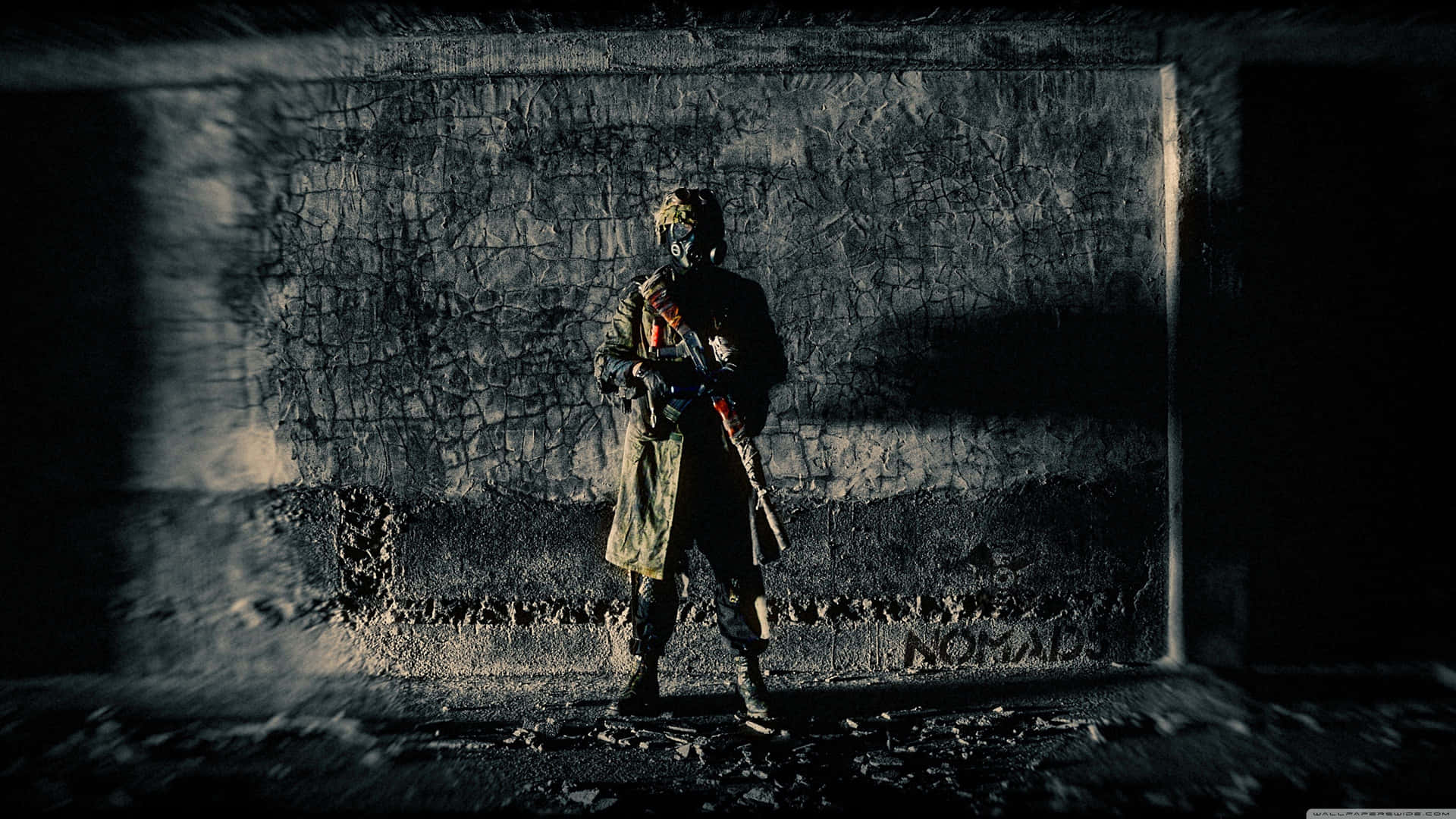 一名戴著防毒面具和 trench coat 的士兵站在黑暗毀壞的走廊中。