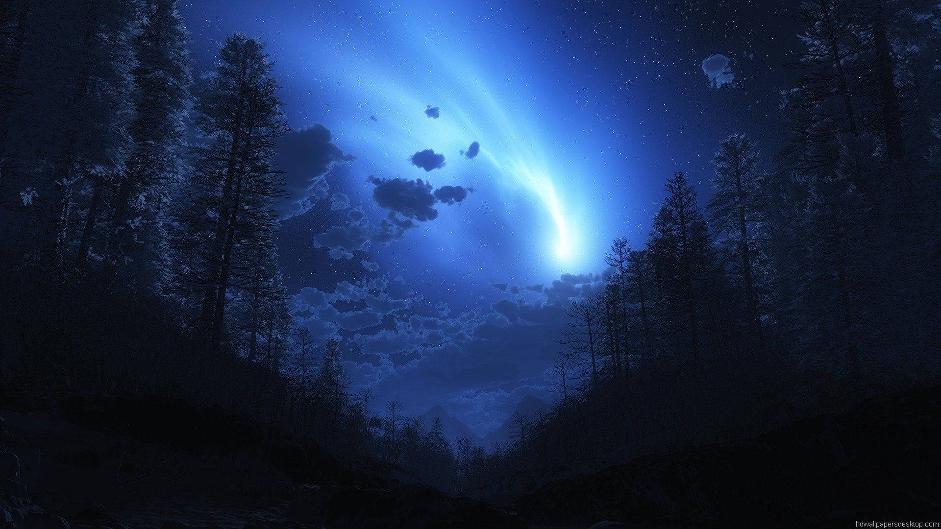 一顆發光的藍色彗星在星夜下，越過白雪覆蓋的松樹林上空形成弧線。