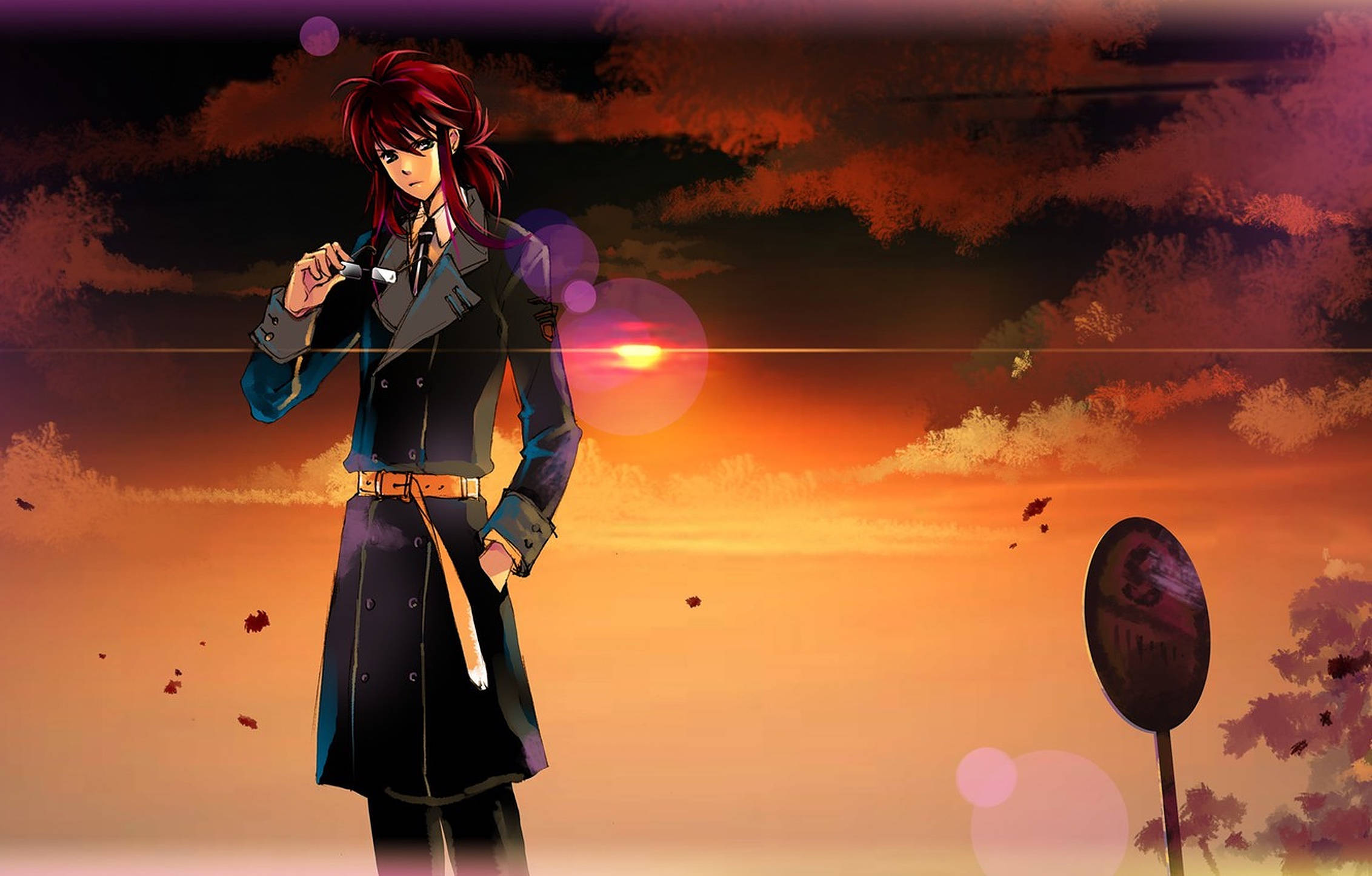幽遊白書神崎燐夕照風景 壁紙 — 一個紅髮動漫角色穿著深色外套，站在熾熱的日落天空下，伴隨著落葉和一個復古標誌。