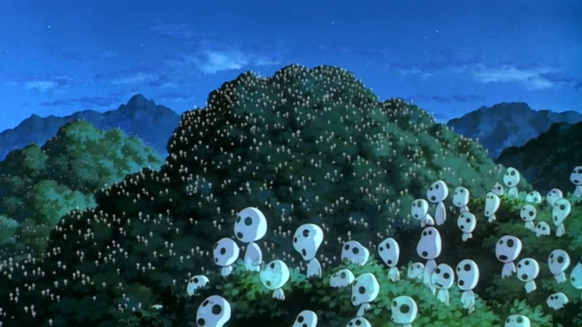 《幽靈公主》中的柯達瑪從樹後探頭 壁紙 — 細小如鬼魂的生物，長著大眼睛，從繁星點點的夜空下茂密的綠色山丘中出現。