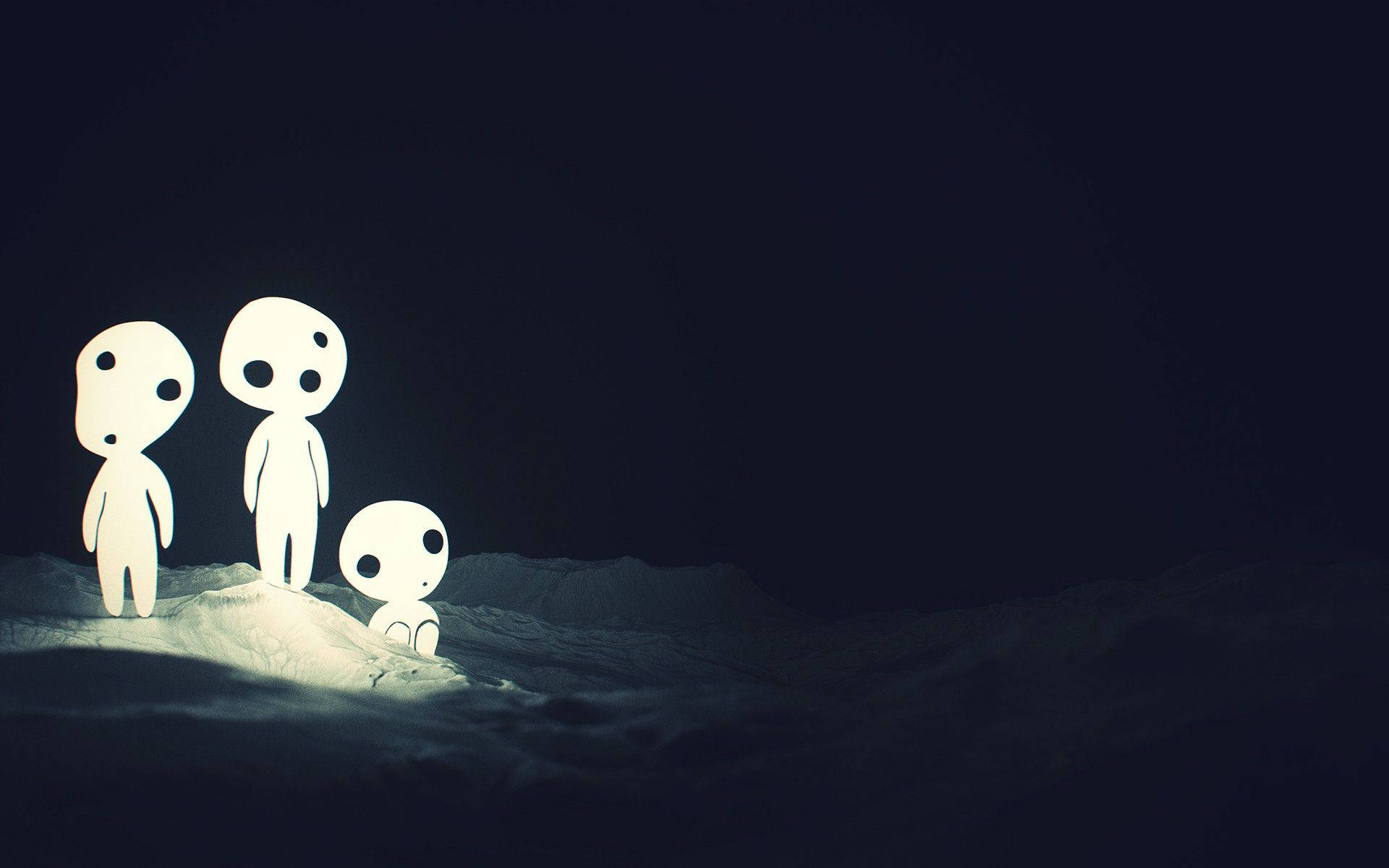 《幽靈公主》中的森林之靈 kodama 壁紙 — 三個發光的白色極簡人形站在雪堆上，背景是黑暗的夜空。