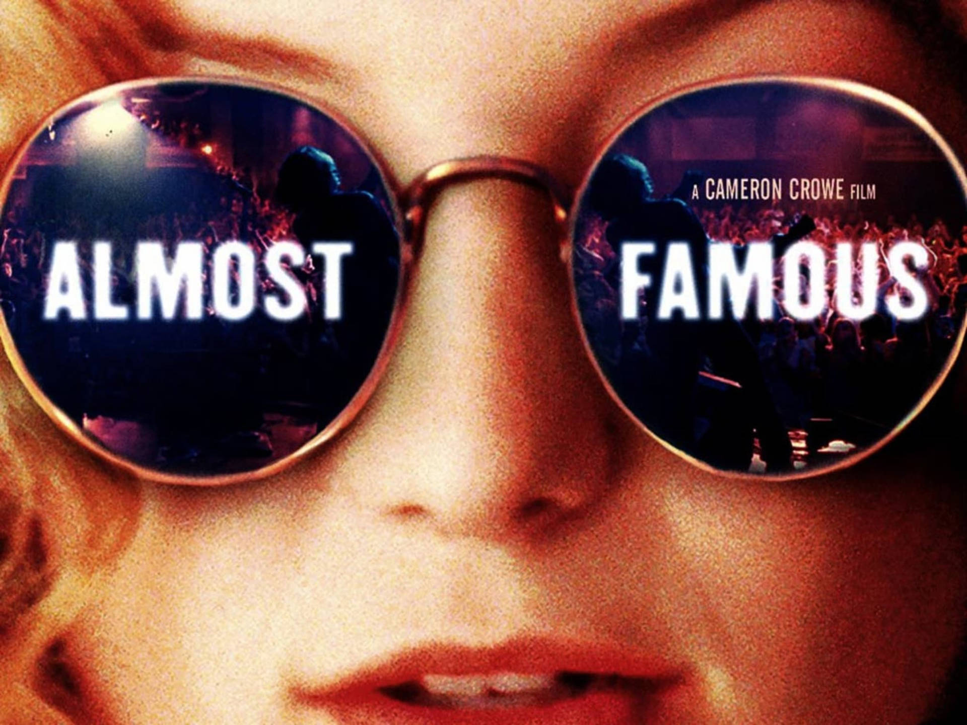 戴太陽眼鏡的人，反射演唱會及發光文字 almost famous