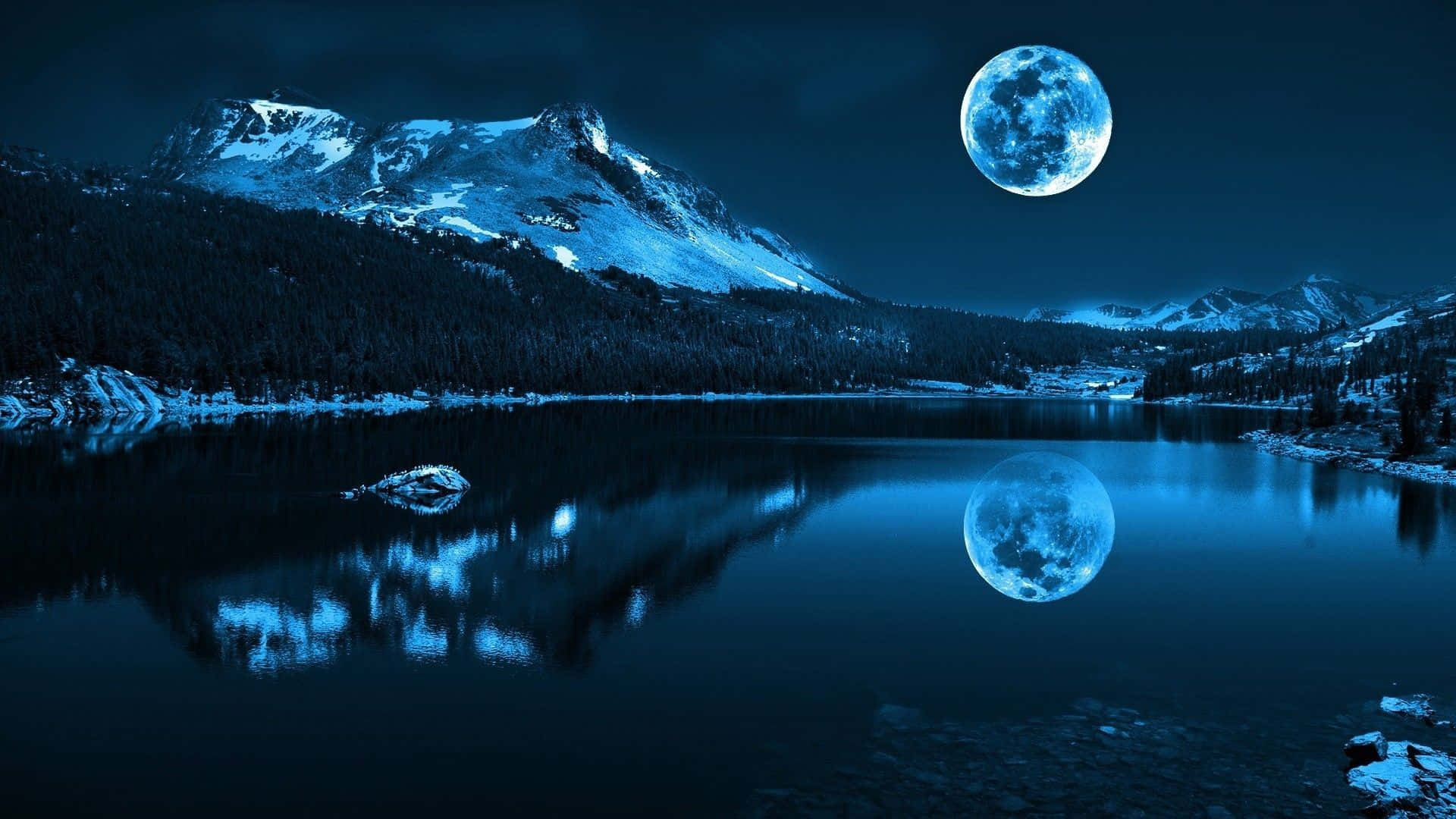 夜晚寧靜的湖面反射出雪山和滿月。