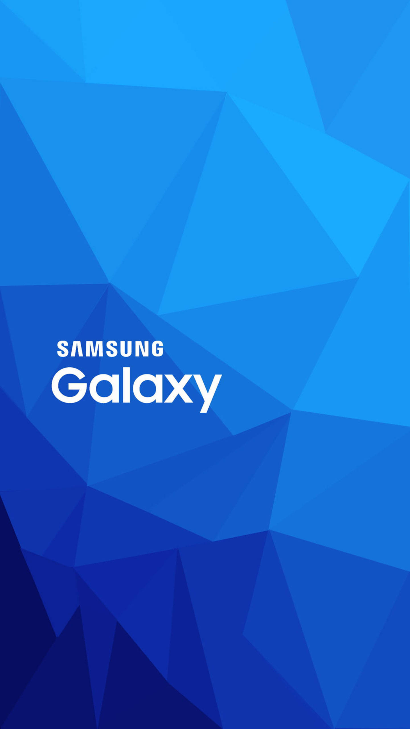 Low 桌布 壁紙 — 幾何藍色多邊形牆紙，中央有白色Samsung Galaxy文字。