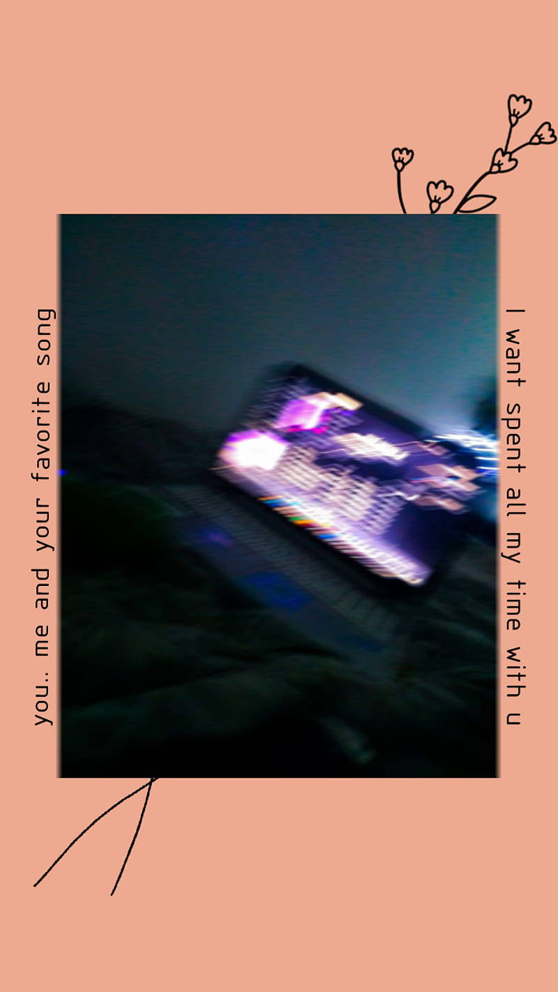一個發光的電話屏幕，帶有浪漫文字和花卉塗鴉，背景是桃色。