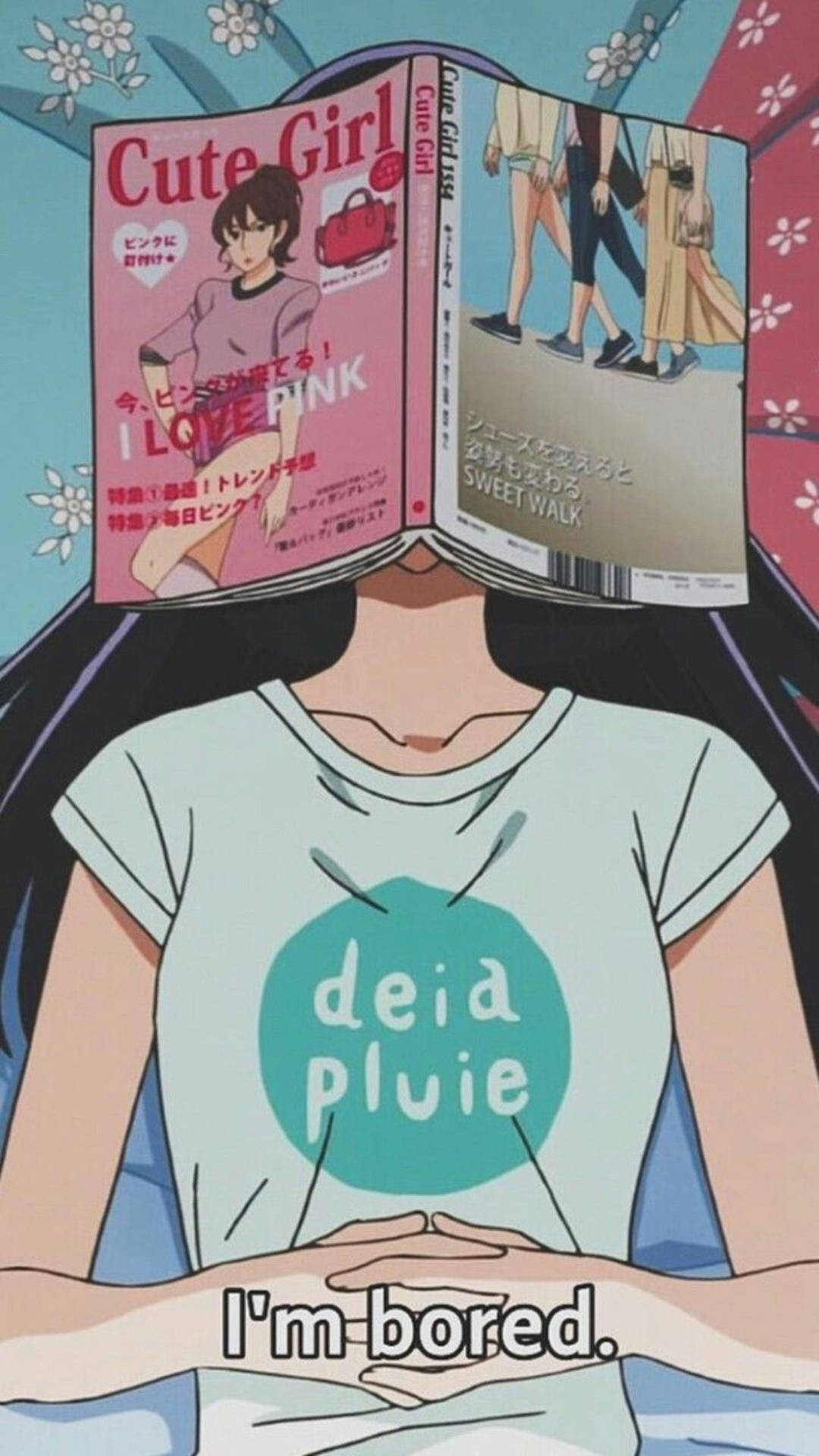長黑髮的動漫女孩穿著有文字的T恤，手持雜誌遮住臉部。