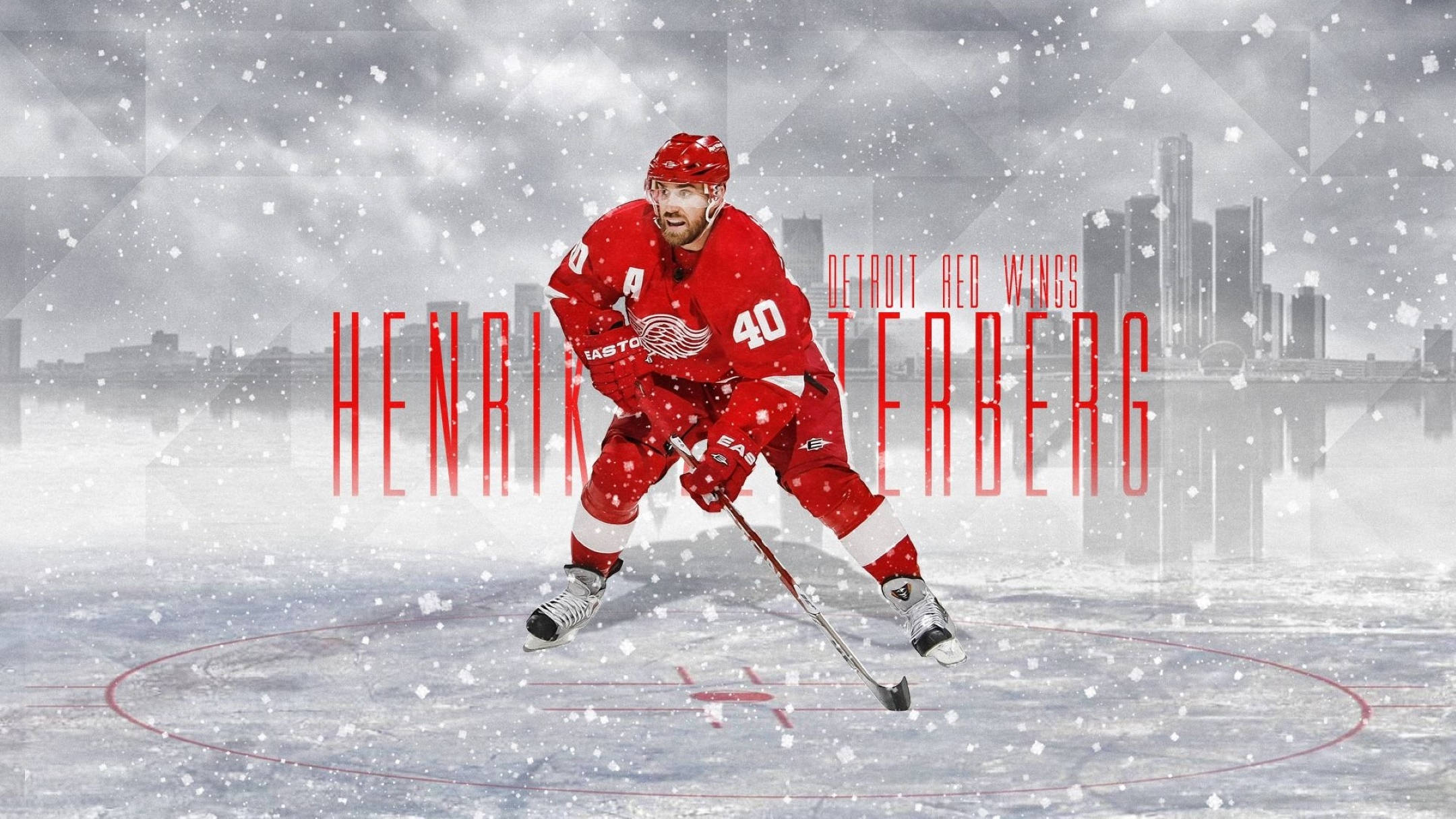 底特律紅翼隊亨里克·策特伯格 壁紙 — 冰球運動員 Henrik Zetterberg 身穿紅色底特律紅翼裝備，在積雪的溜冰場上滑冰，身後是城市天際線。