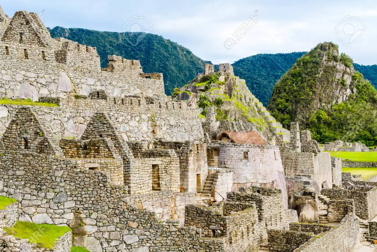 馬丘比丘的古老石頭廢墟 nestled among green mountains.
