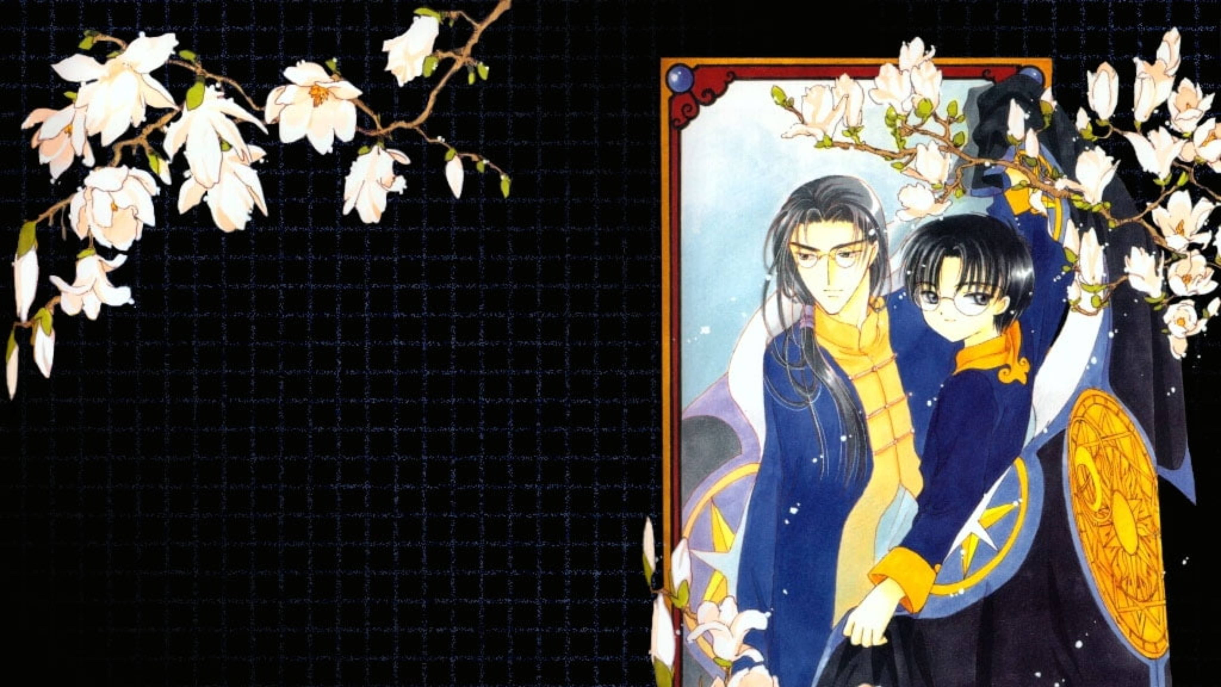 庫洛·里德化身伊莉歐 —《庫洛魔法使》 壁紙 — 兩個動漫角色穿著華麗的藍色和金色長袍，站在一個鑲框的肖像畫中，肖像畫以白色木蘭花點綴，背景是深色網格。