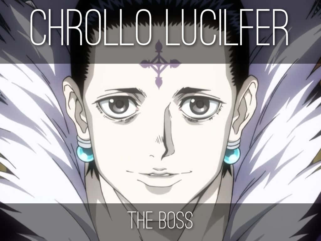 Boss Chrollo Lucilfer 壁紙 — 庫洛洛·魯西魯的動畫特寫肖像，擁有銳利的眼睛、綠松石耳環和白色羽毛領，背景為深色。