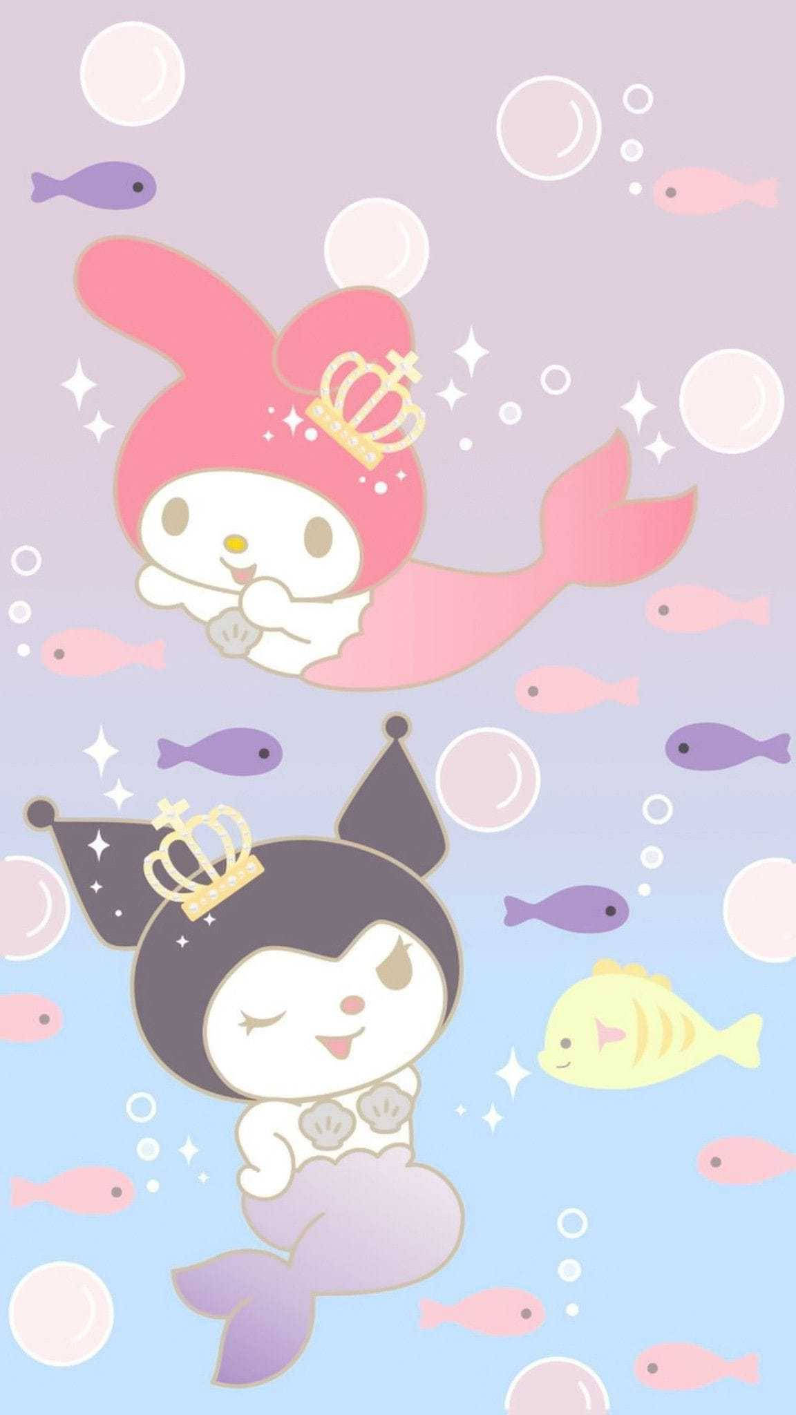 酷洛米與梅洛迪化身美人魚 壁紙 — 兩個可愛的美人魚角色戴著皇冠在魚和泡泡之間游泳，在粉彩的水下場景中。