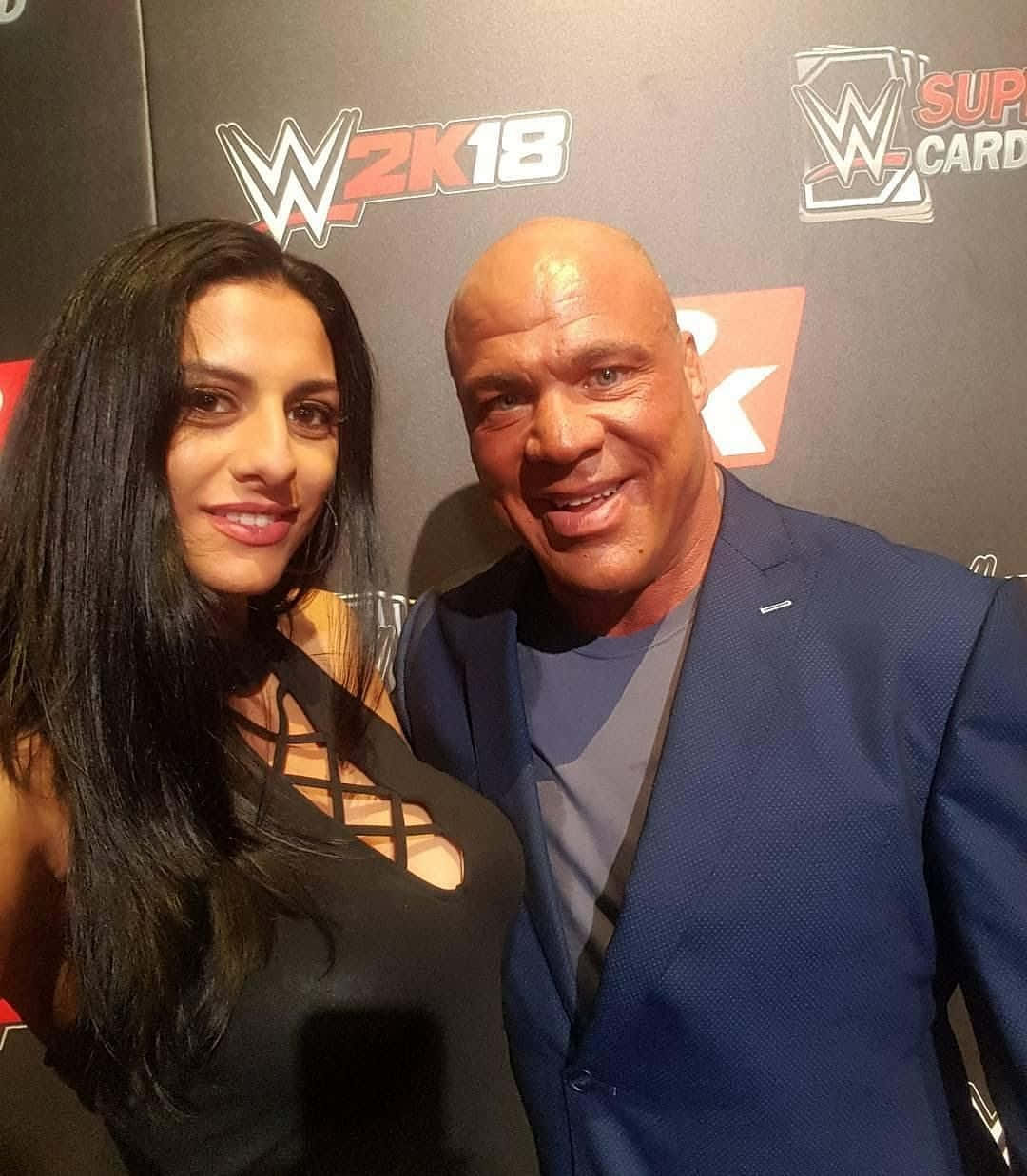 WWE摔角手和女性在遊戲活動中擺姿勢。