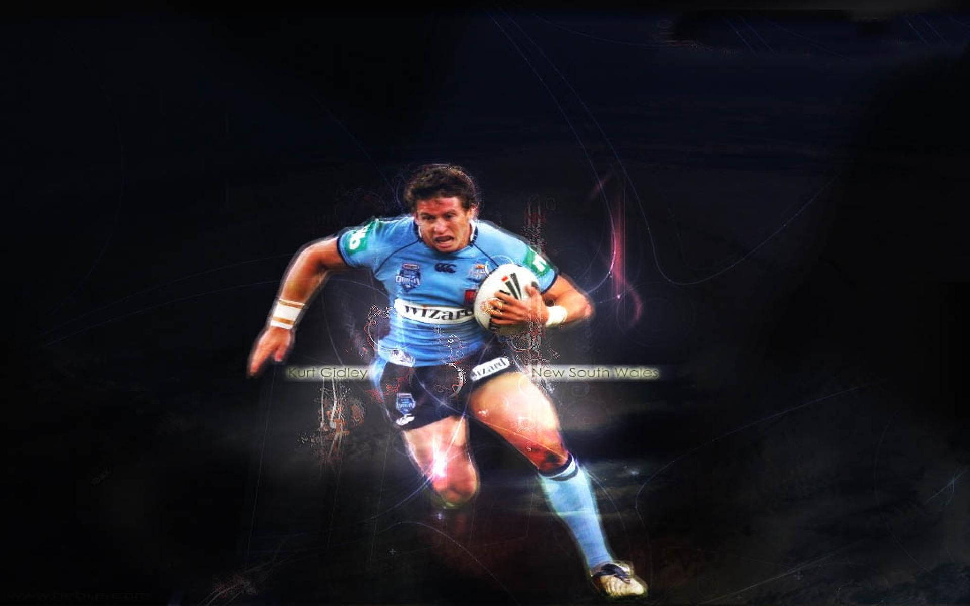 庫特·吉迪利 rugby 粉絲藝術 壁紙 — 一名身穿藍色球衣的欖球運動員在黑暗抽象背景中，帶著發光的能量線，向前衝刺並緊抱橄欖球。