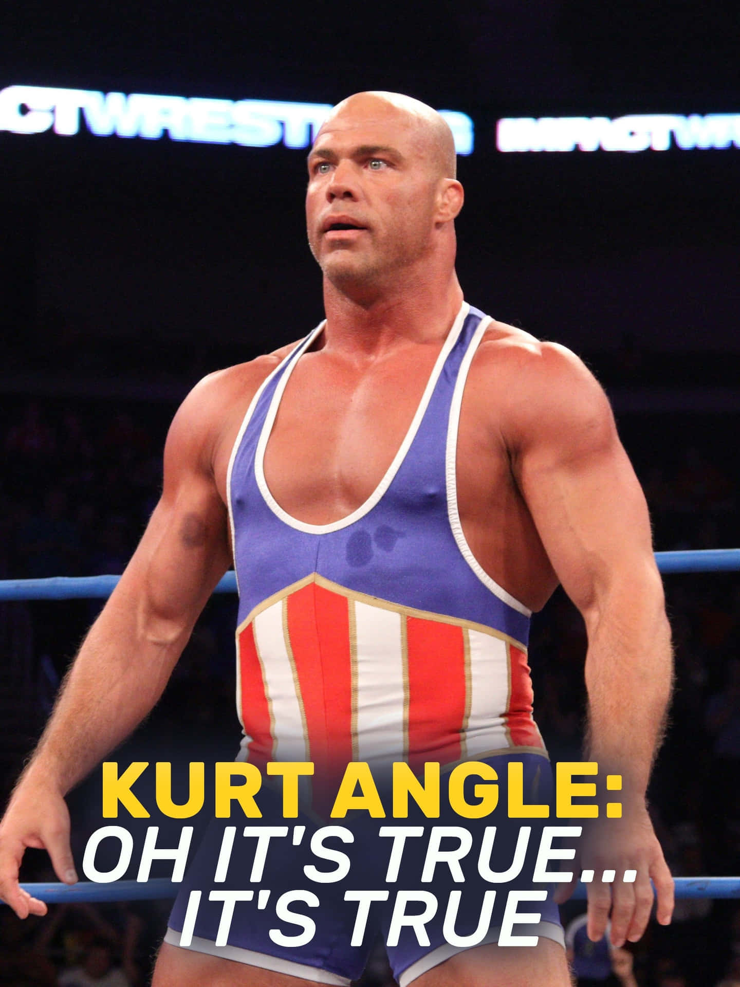 摔角手 Kurt Angle 在擂台上身穿愛國緊身衣，帶有文字疊加