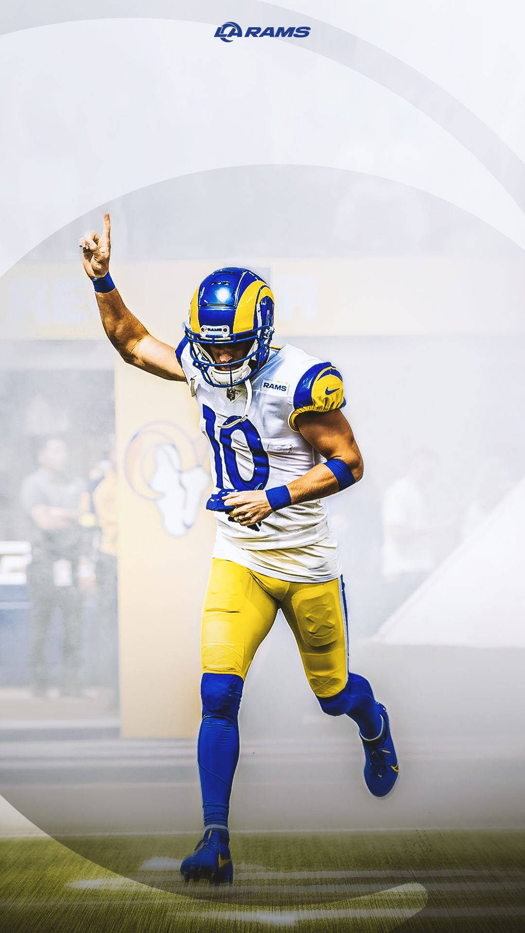庫珀·庫普 NFL 洛杉磯公羊隊背號1號 壁紙 — 一位身穿白色、黃色和藍色球衣的洛杉磯公羊隊美式足球員，在模糊的球場上舉起一根手指慶祝。