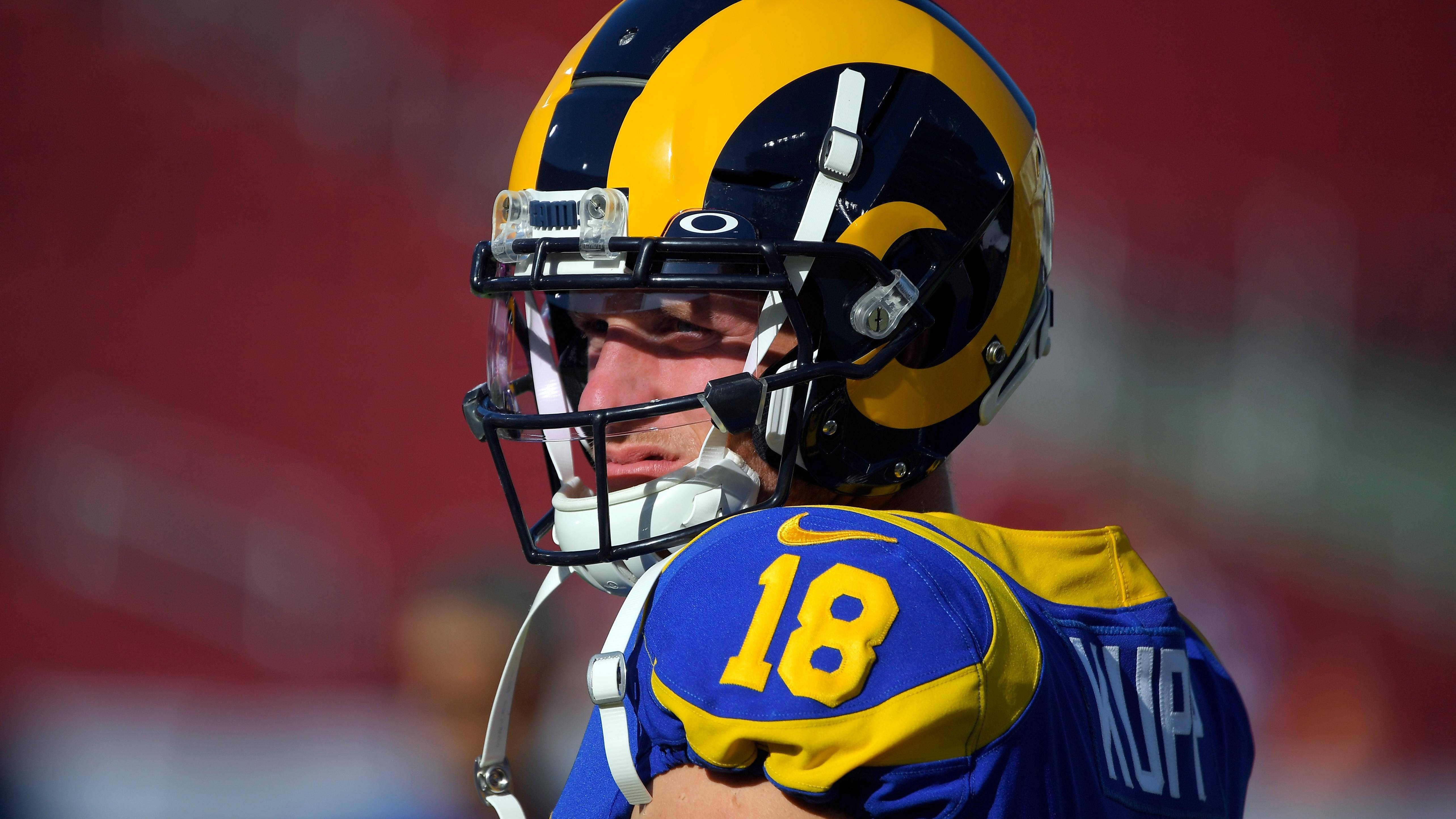 庫珀·庫普NFL公羊隊足球隨拍攝影 壁紙 — 洛杉磯公羊隊美式足球員身穿18號球衣、藍金色制服及頭盔的特寫。