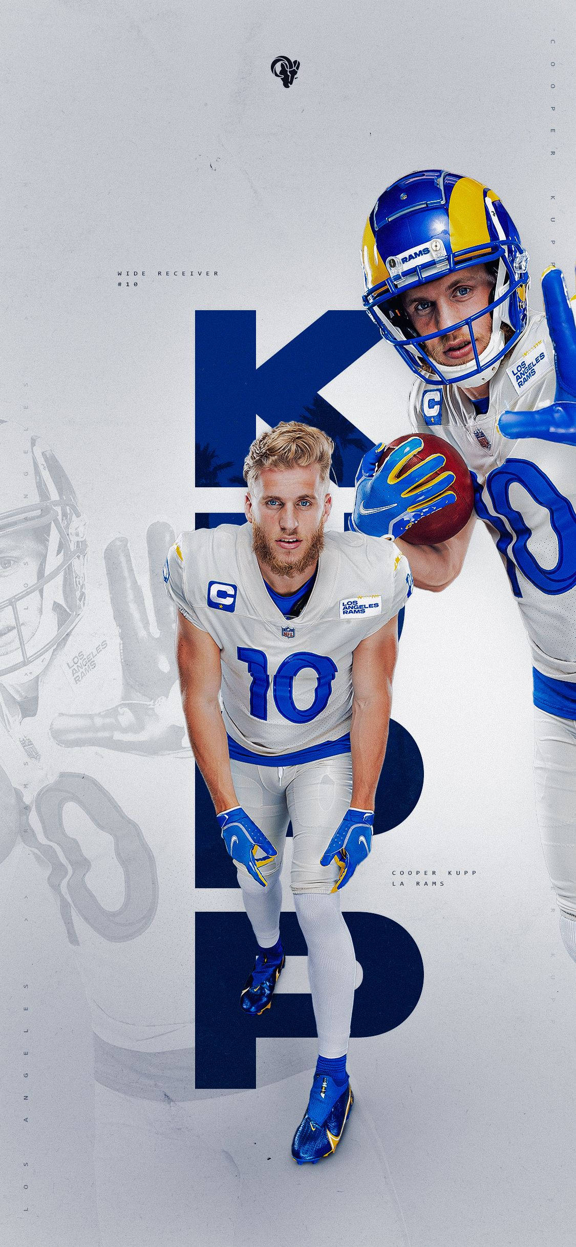 庫珀·庫普NFL洛杉磯公羊隊外接手攝影 壁紙 — 一位身穿藍色和金色裝備的洛杉磯公羊隊美式足球員，在風格化的「KUP」圖案前手持足球。