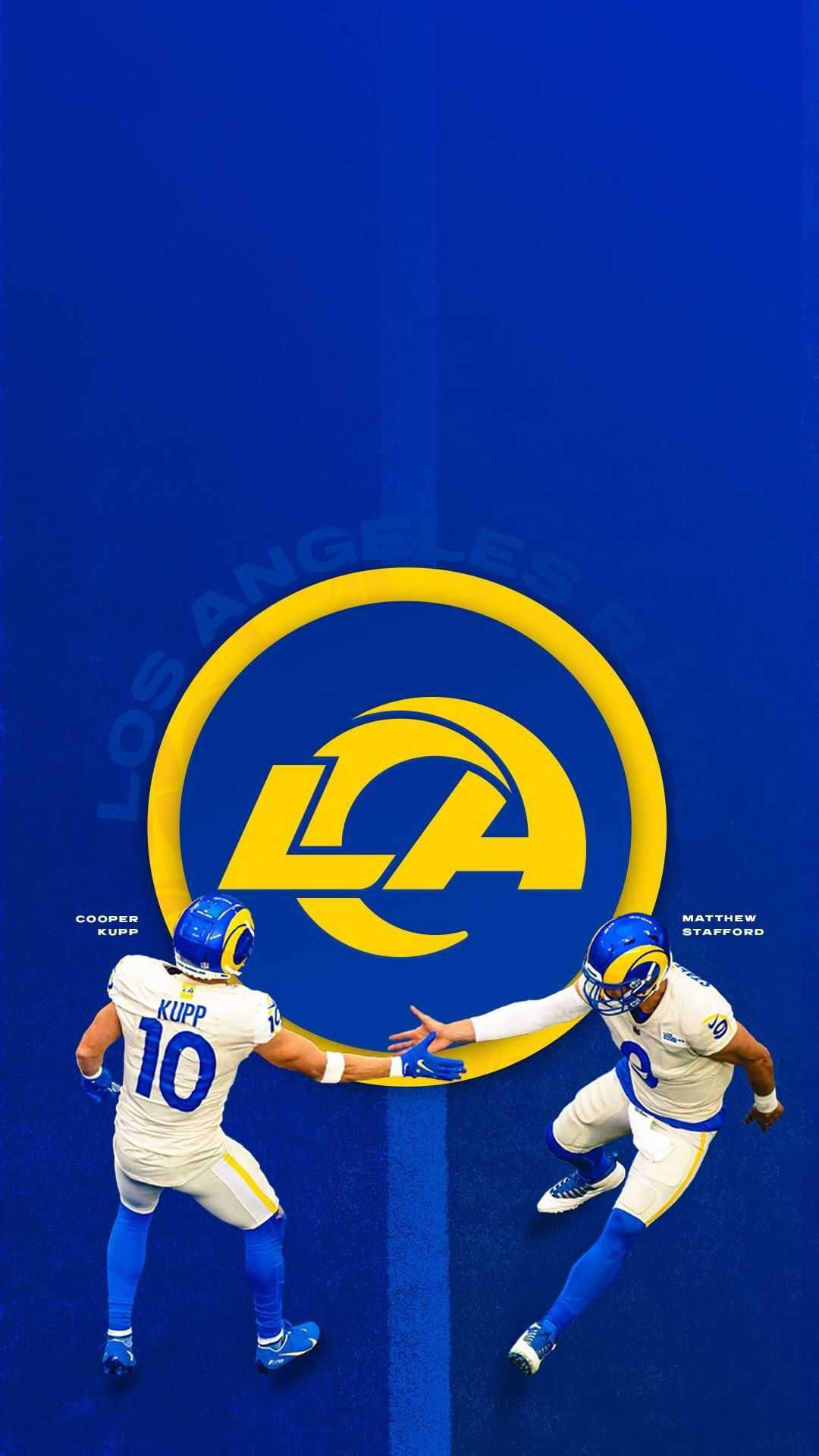 庫珀·庫普與馬修·史塔福德NFL公羊隊數位藝術 壁紙 — 兩名身穿白色和藍色球衣的洛杉磯公羊隊美式足球員在球隊黃色LA標誌的醒目藍色背景前擊掌。
